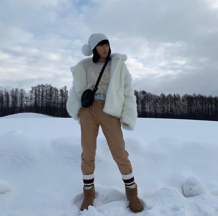 网友日本偶遇陈奕迅一家,14岁陈康堤身材高挑笑容可爱