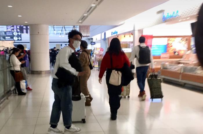 网友日本偶遇陈奕迅一家,14岁陈康堤身材高挑笑容可爱