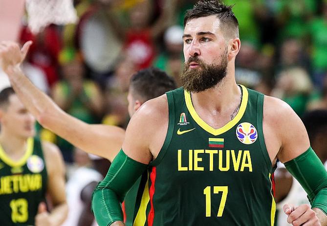 误判导致立陶宛出局!足球记者抨击:灾难性表现,体育场上的谋杀