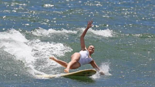 荷兰弟冲浪不忘自拍，小丑女冲浪形象已崩，雷神冲浪秒变表情包