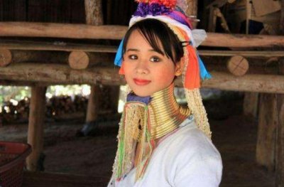 ​神秘的长颈族，一生只摘三次环，洗澡用稻草塞进去洗靠拍照谋生