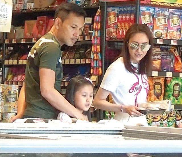 妈妈是郭可盈,爸爸是林文龙,从小就出生在豪门,如今9岁长这样