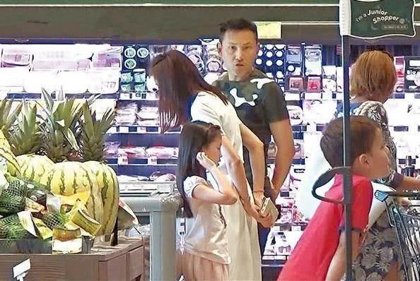 妈妈是郭可盈,爸爸是林文龙,从小就出生在豪门,如今9岁长这样