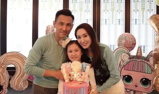 妈妈是郭可盈,爸爸是林文龙,从小就出生在豪门,如今9岁长这样