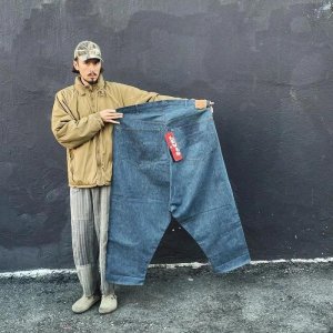 ​巨大的屁股！54码的李维斯Levi