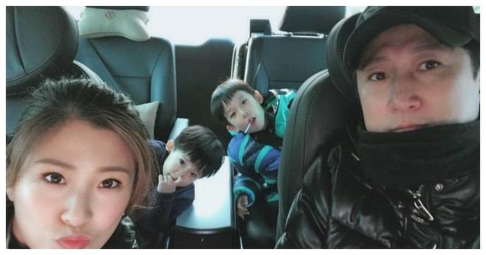 洪天明全家近照，港姐妻子有颜又有才，两儿子扮王子好帅气