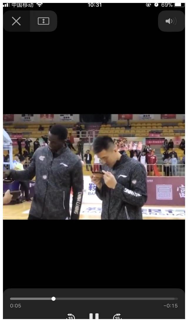 师弟低迷原因在这?主办方敬酒,郭艾伦只是闻闻,师弟却一饮而尽