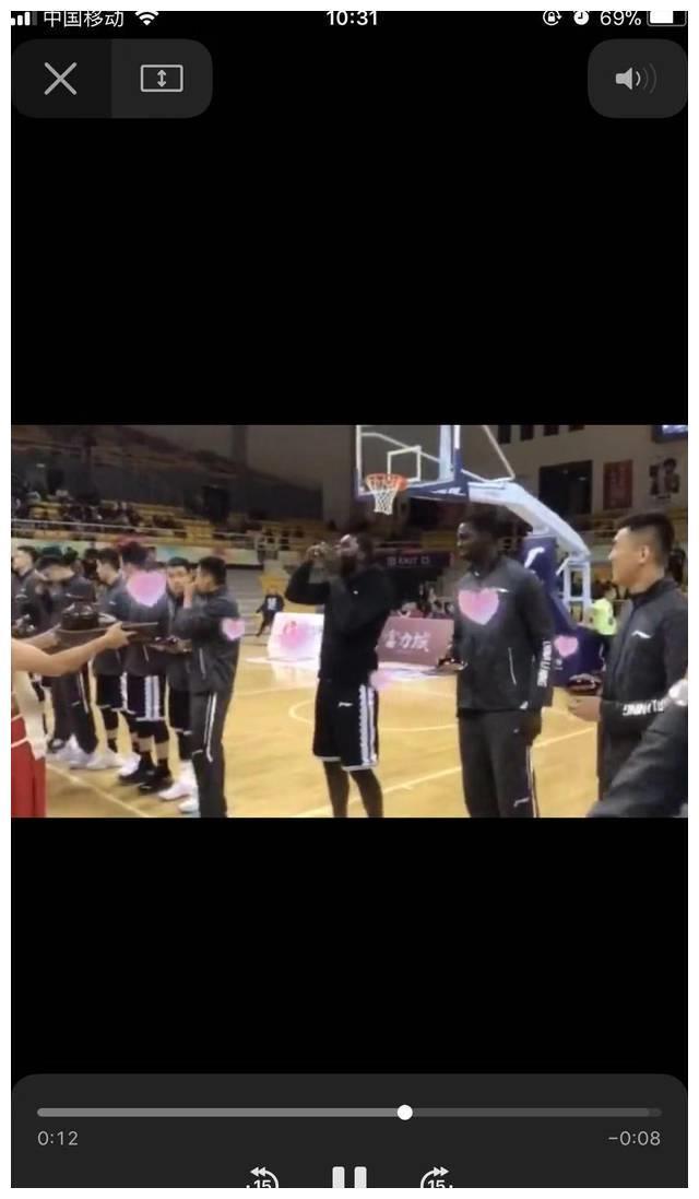 师弟低迷原因在这?主办方敬酒,郭艾伦只是闻闻,师弟却一饮而尽