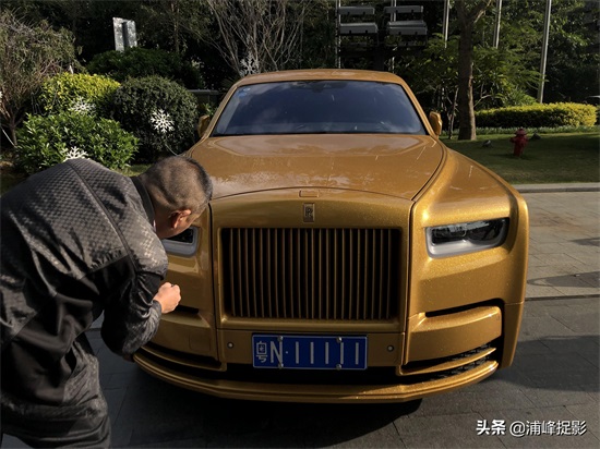 路遇500万黄金版劳斯莱斯,车牌11111,全身就写着两字“土豪”