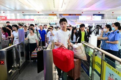 ​全国铁路暑运累计发送旅客超8亿人次,，同比增长6.2%