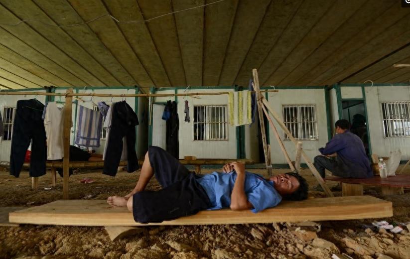 民工累了的8张场景图,亲人看到了会心疼,他们就是家人的守护神