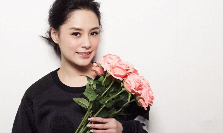 阿娇38岁生日,阿Sa深情献吻,距离“那件事”10年,她终于摆脱了