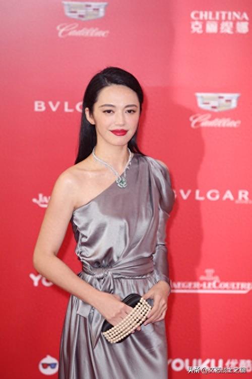 她是影视歌话明星,配音主唱,封面女郎,广告模特,微博女王姚晨