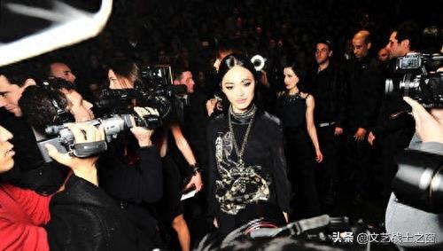 她是影视歌话明星,配音主唱,封面女郎,广告模特,微博女王姚晨