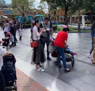 前国足大将范志毅,与小17岁娇妻出门游玩,丈母娘长相打扮很年轻