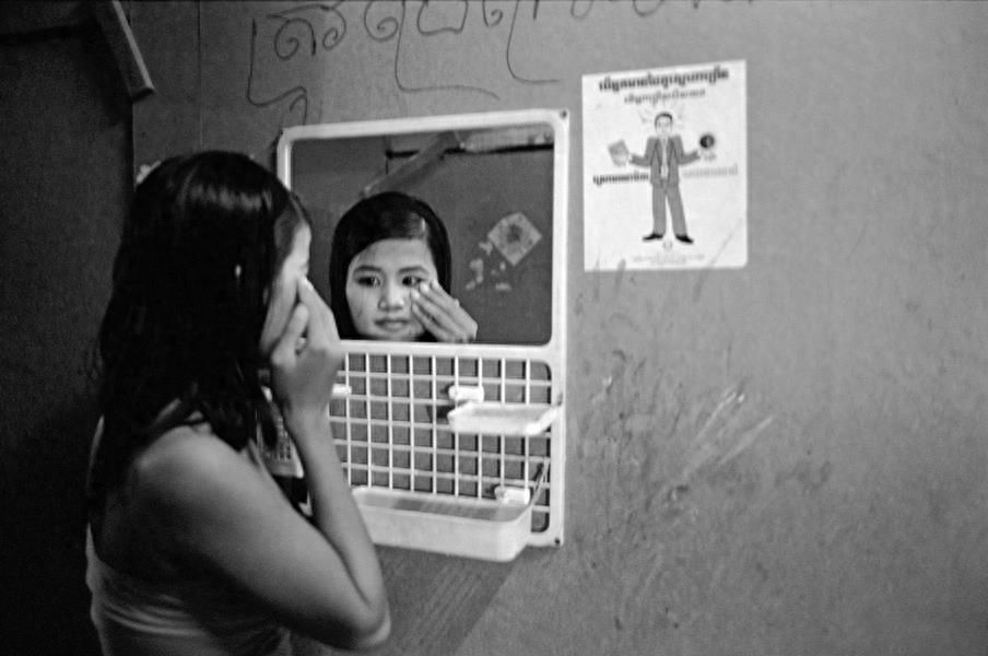 旅游发现女孩为替父母还债,被迫当了雏妓直至还清为止