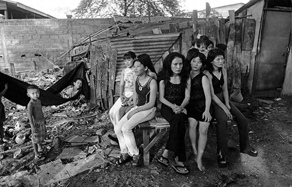 旅游发现女孩为替父母还债,被迫当了雏妓直至还清为止