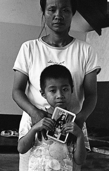 旅游发现女孩为替父母还债,被迫当了雏妓直至还清为止