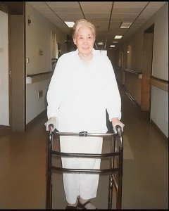 ​2002年，王光美因腿伤，在医院住院时，一张罕见的留影，精神矍铄