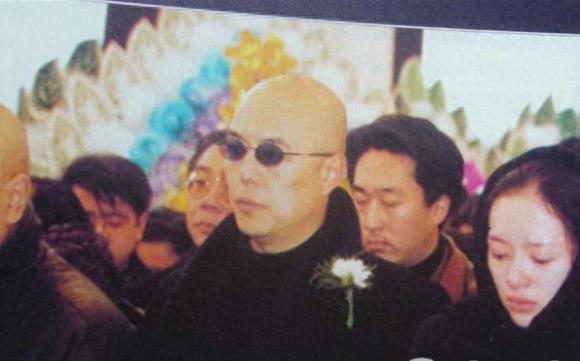 实拍香妃刘丹的葬礼,萧剑朱宏嘉幸存,章子怡泣不成声