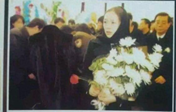 实拍香妃刘丹的葬礼,萧剑朱宏嘉幸存,章子怡泣不成声