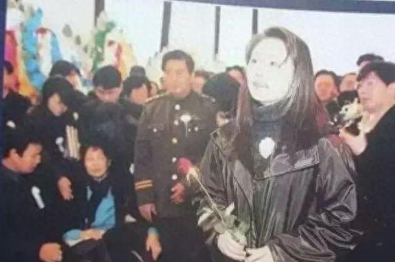 实拍香妃刘丹的葬礼,萧剑朱宏嘉幸存,章子怡泣不成声