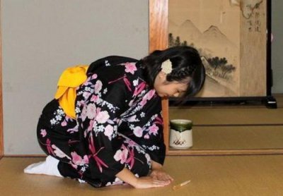 ​日本女人 为何爱下跪服侍男人真相！