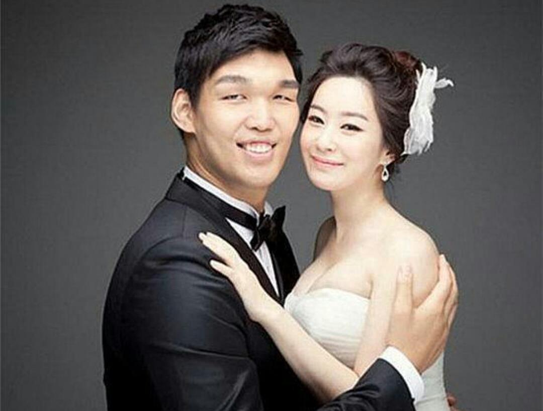 韩国人心中亚洲第一中锋河升镇,老婆是大美女,身高相差51公分