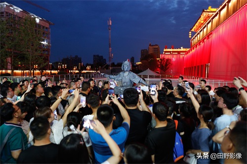 西安大唐不夜城“石头人”笑场后走红 游客专程跑来逗他笑