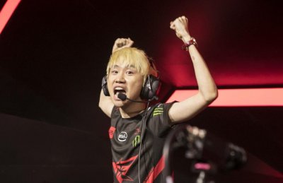 ​Doinb中文那么好的原因找到了！峡谷之巅写作文举报队友不是Uzi！