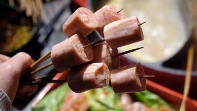 ​好吃又便宜的火腿肠，制作过程很恶心，看完你还敢吃吗？