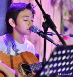 刘烨11岁儿子诺一最新动态曝光,长相帅气文艺,自弹自唱实力优秀