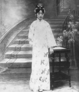 末代皇后婉容悲惨一生:私生女出生当天被烧死,从高贵到惨死狱中