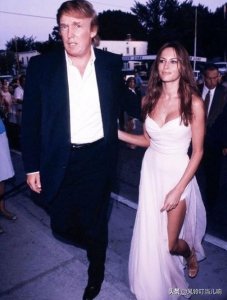 特朗普罕见年轻照曝光,躺在碎花被子上面,这个姿势太“妖娆”!