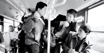 四川“919”公交车轮奸案,40余名乘客未拒绝,2人被强奸3名妇女