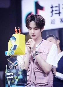 王一博凭什么可以在《天天向上》不说话?