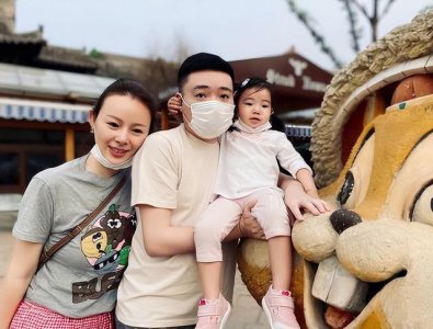 35岁丁俊晖晒全家福表白,娇妻肤白貌美有气质,5岁女儿更像妈妈