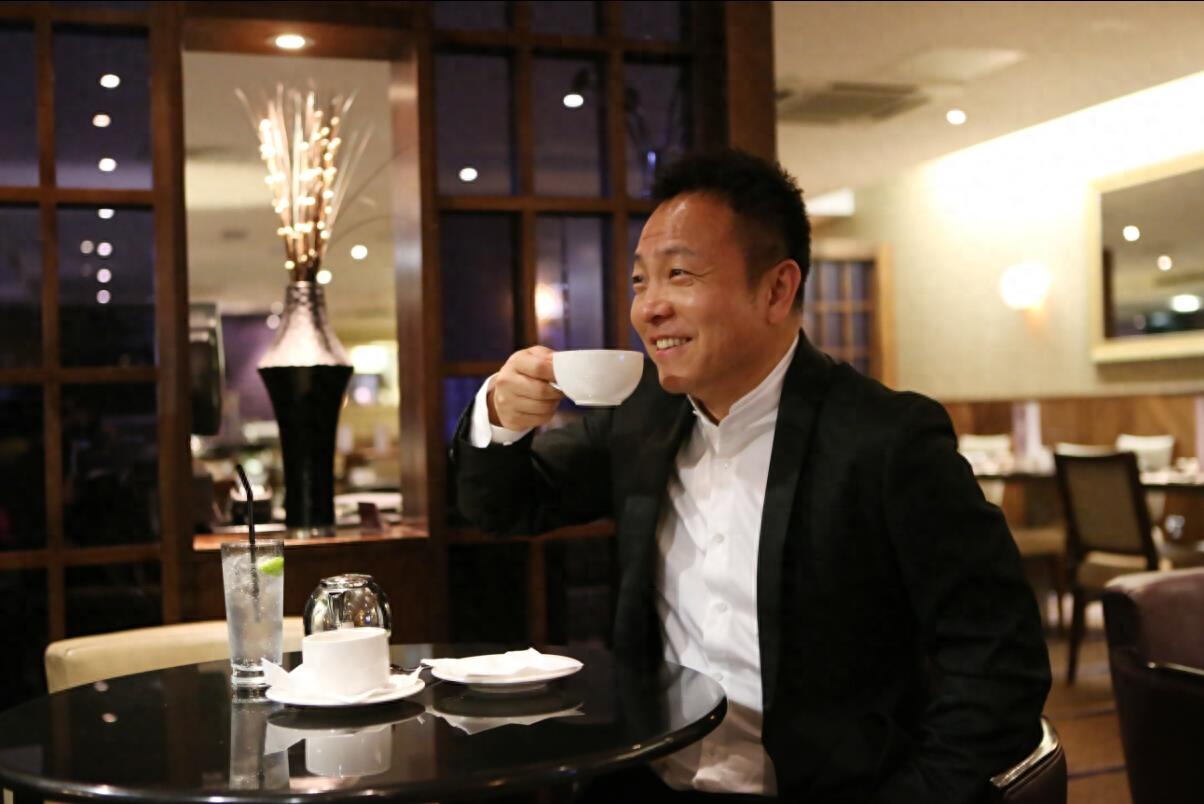 49岁许巍近照,妻子是参军时期的战友,结婚多年一直很低调,多家综艺节目邀请都被拒