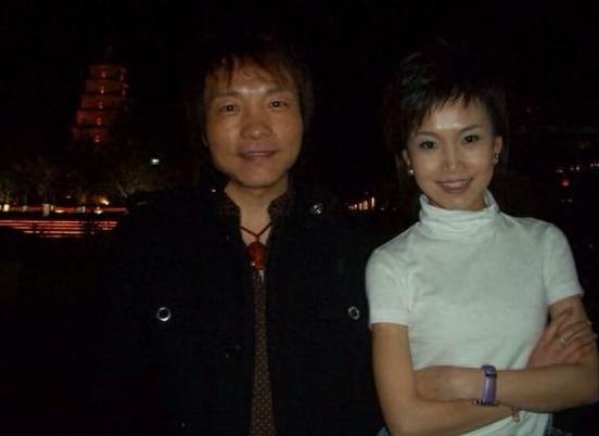 49岁许巍近照,妻子是参军时期的战友,结婚多年一直很低调,多家综艺节目邀请都被拒