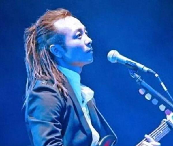 49岁许巍近照,妻子是参军时期的战友,结婚多年一直很低调,多家综艺节目邀请都被拒