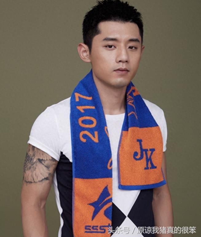 公开赛首轮遭淘汰,陈赫晒签名球拍安慰张继科,网友:加油!