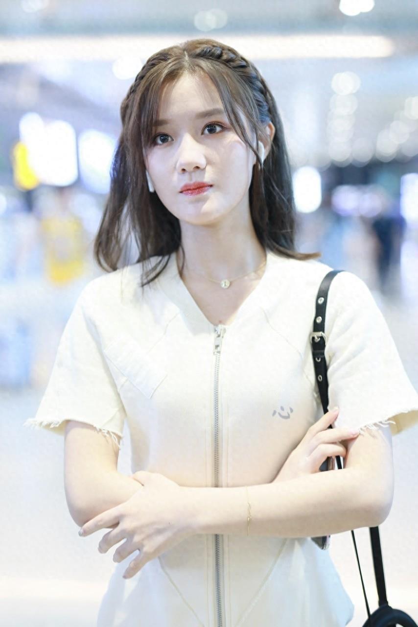 《创造101》陈意涵,格子短裙简单时髦,竹竿腿抢镜