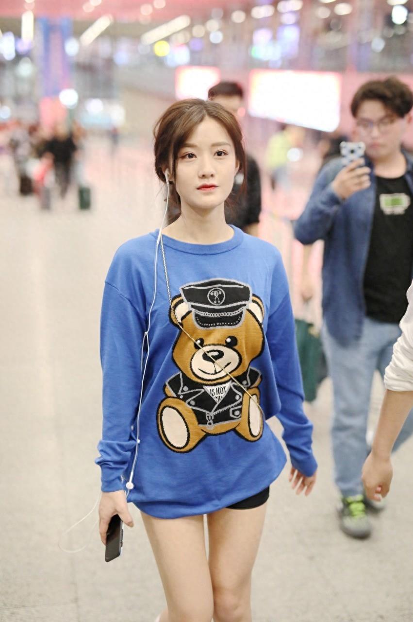 《创造101》陈意涵,格子短裙简单时髦,竹竿腿抢镜