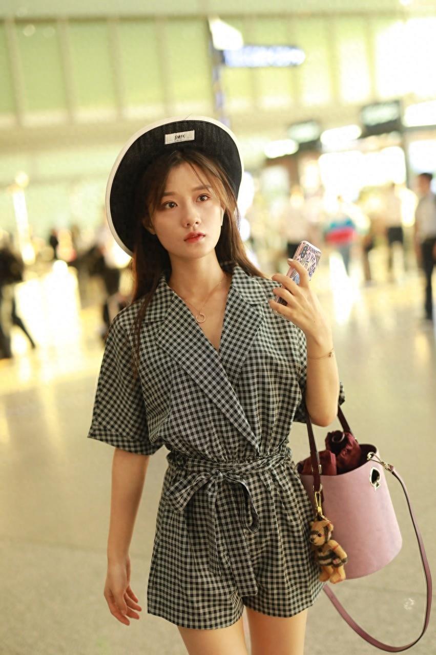 《创造101》陈意涵,格子短裙简单时髦,竹竿腿抢镜