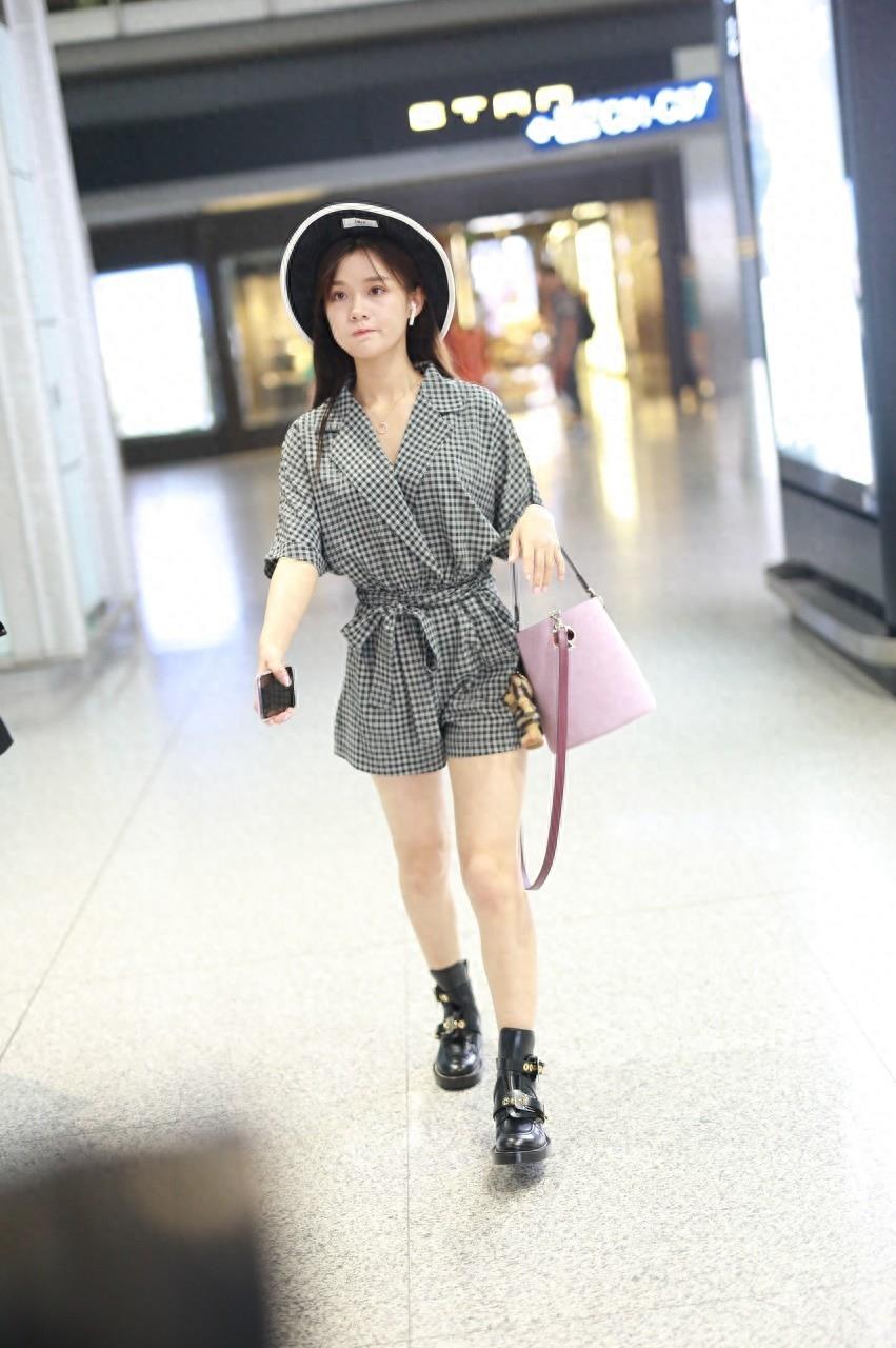 《创造101》陈意涵,格子短裙简单时髦,竹竿腿抢镜