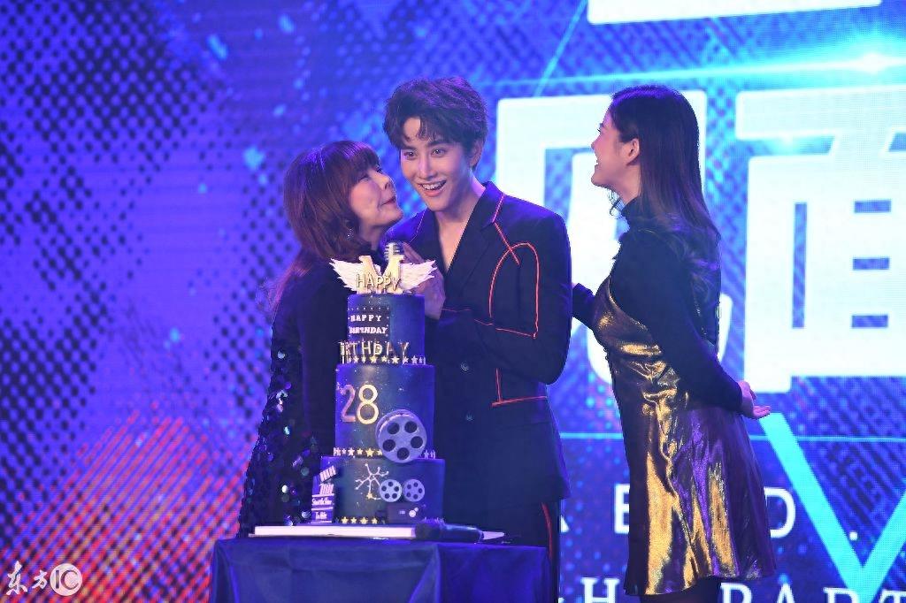 MIke粉丝见面会帅气挺拔,妈妈和妹妹到场,实力诠释美貌基因