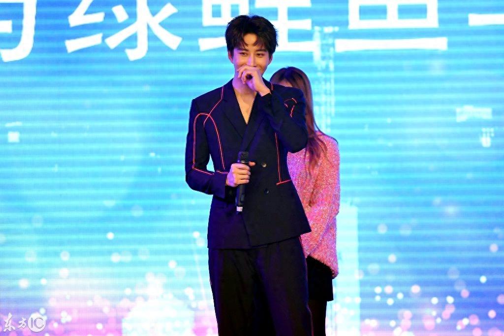 MIke粉丝见面会帅气挺拔,妈妈和妹妹到场,实力诠释美貌基因