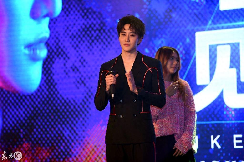 MIke粉丝见面会帅气挺拔,妈妈和妹妹到场,实力诠释美貌基因