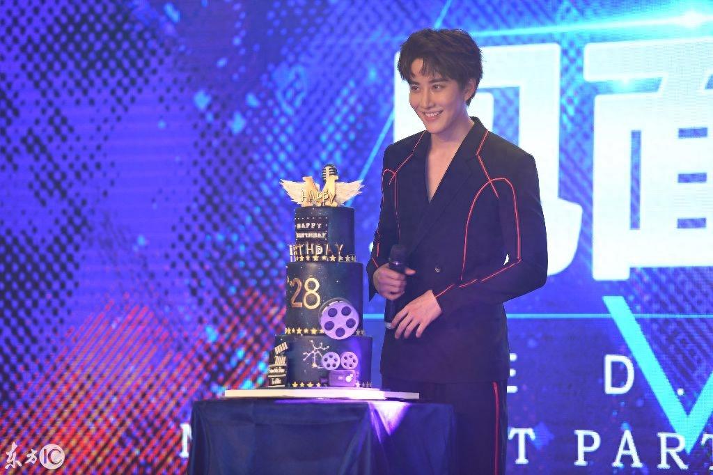 MIke粉丝见面会帅气挺拔,妈妈和妹妹到场,实力诠释美貌基因