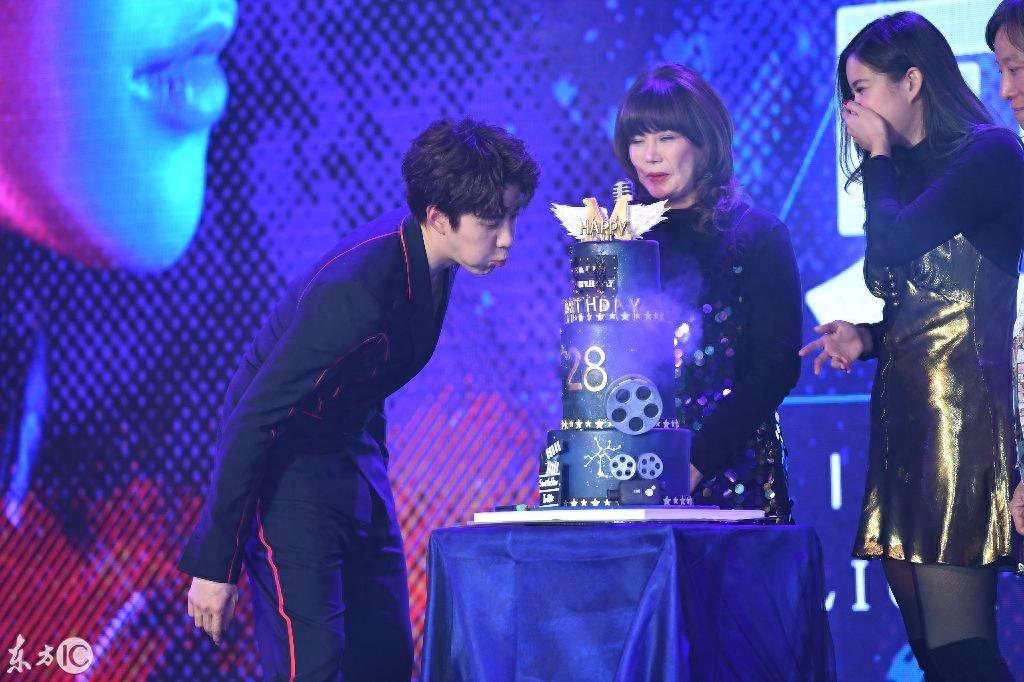 MIke粉丝见面会帅气挺拔,妈妈和妹妹到场,实力诠释美貌基因